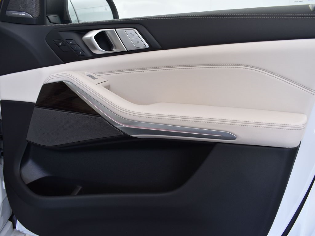2026 Mineral White Metallic BMW X7 xDrive40i AWD SUV