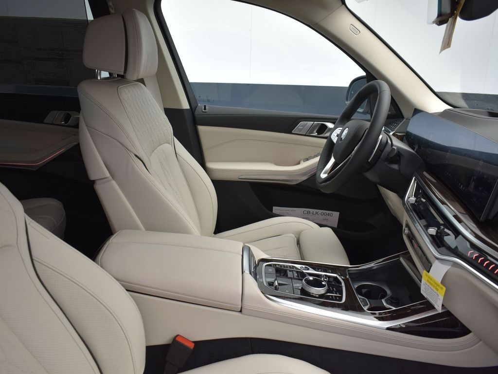 2026 Mineral White Metallic BMW X7 xDrive40i AWD SUV