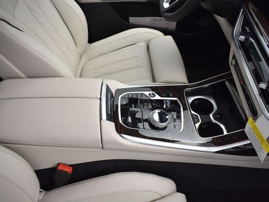 2026 Mineral White Metallic BMW X7 xDrive40i AWD SUV