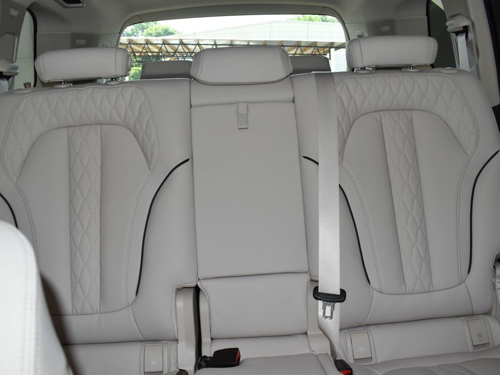 2026 Mineral White Metallic BMW X7 xDrive40i AWD SUV