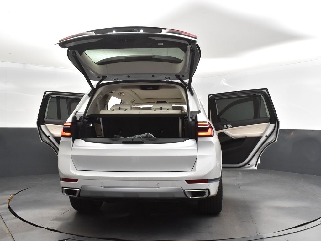 2026 Mineral White Metallic BMW X7 xDrive40i AWD SUV