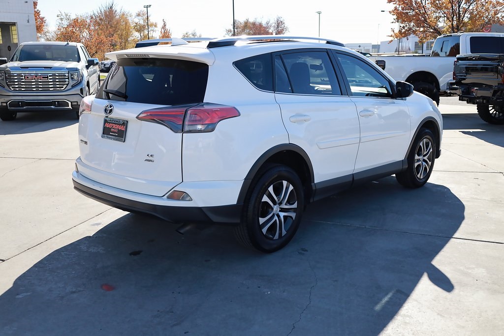 2016 Toyota RAV4 LE photo 3