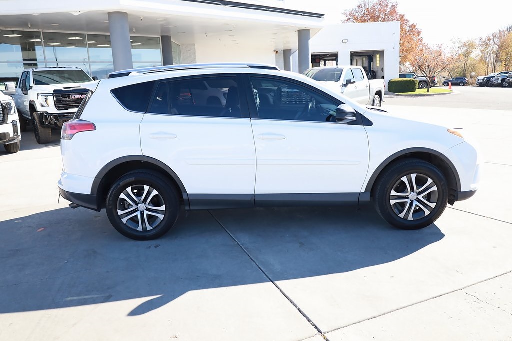 2016 Toyota RAV4 LE photo 4