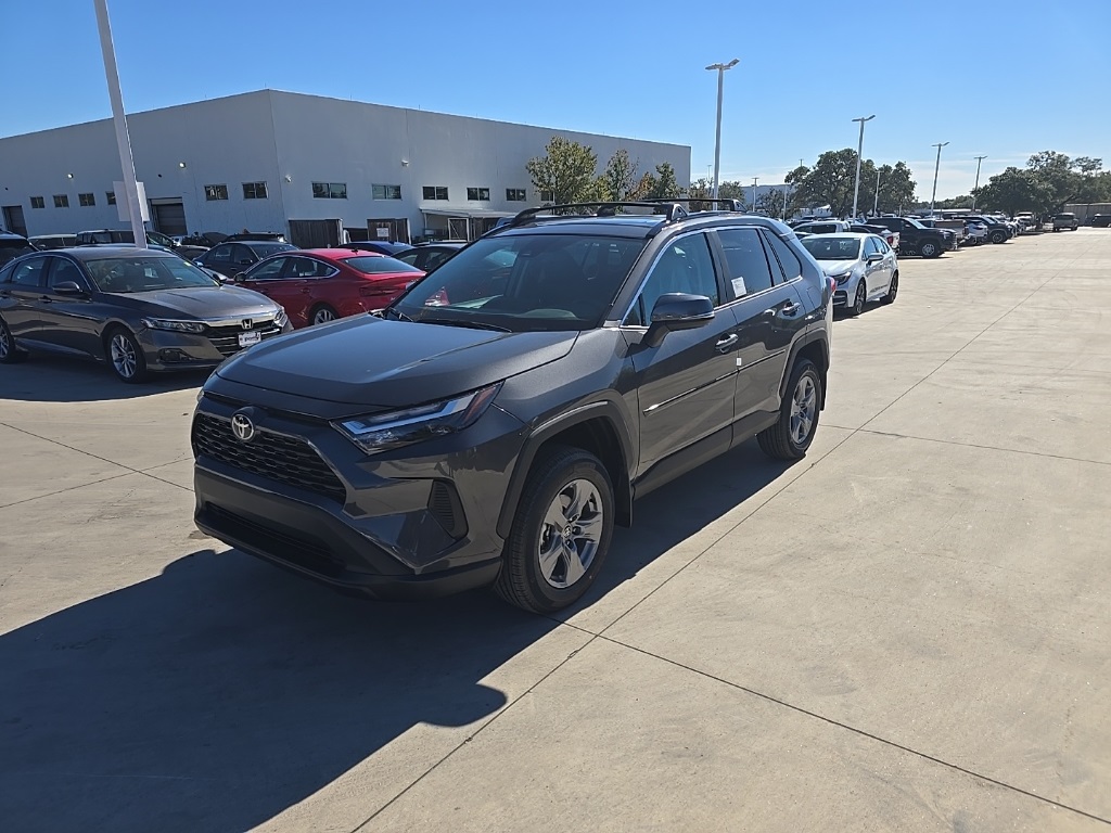 2025 Toyota RAV4 XLE's photo