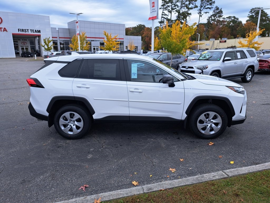 2025 Toyota RAV4 LE photo 4