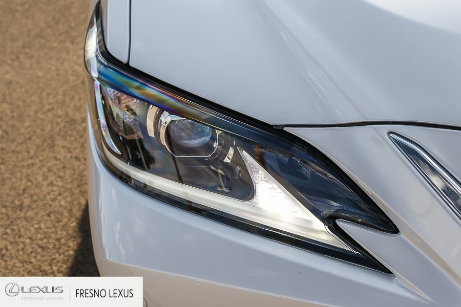 2025 Lexus ES 300h photo 10