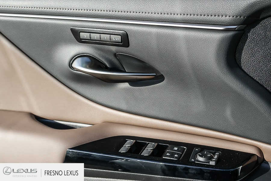 2025 Lexus ES 300h photo 21