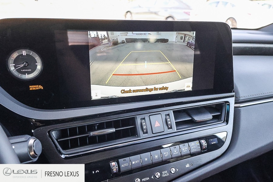 2025 Lexus ES 300h photo 23