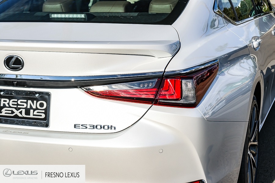 2025 Lexus ES 300h photo 7