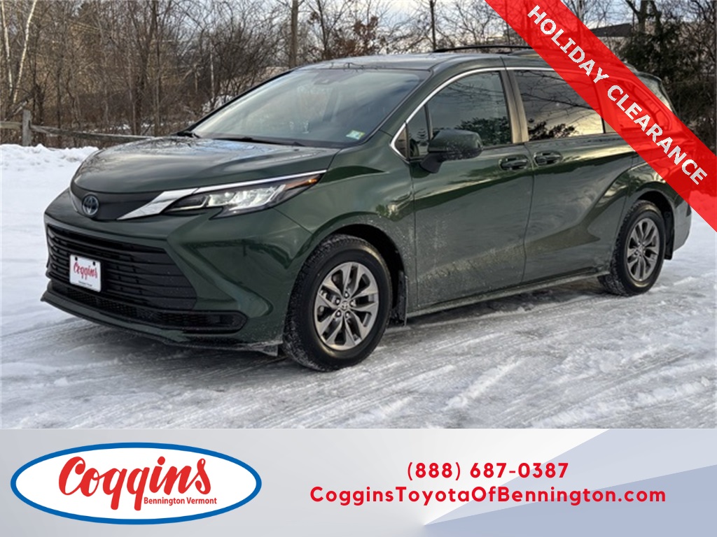 2023 Toyota Sienna LE's photo