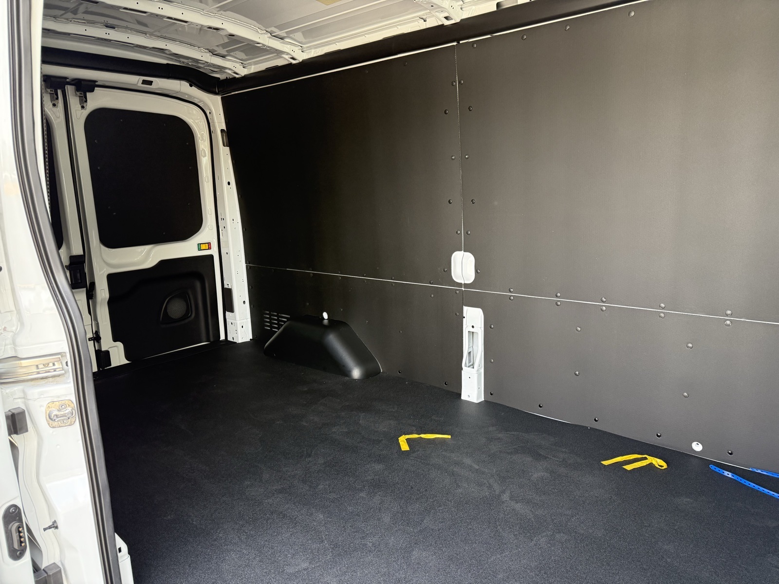 Transit Van 150 Medium Roof w/148-inch WB