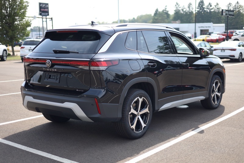 2025 Volkswagen Tiguan SE photo 2