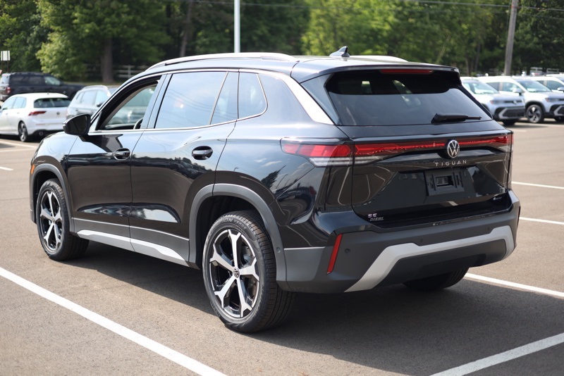 2025 Volkswagen Tiguan SE photo 4