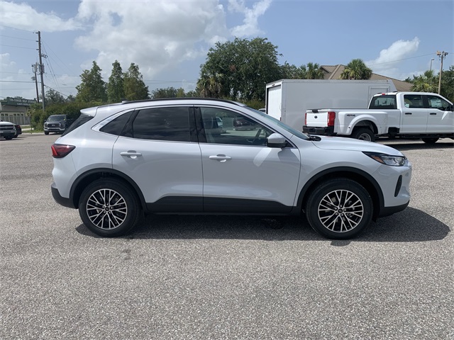 2025 Space Silver Metallic Ford Escape Base FWD SUV