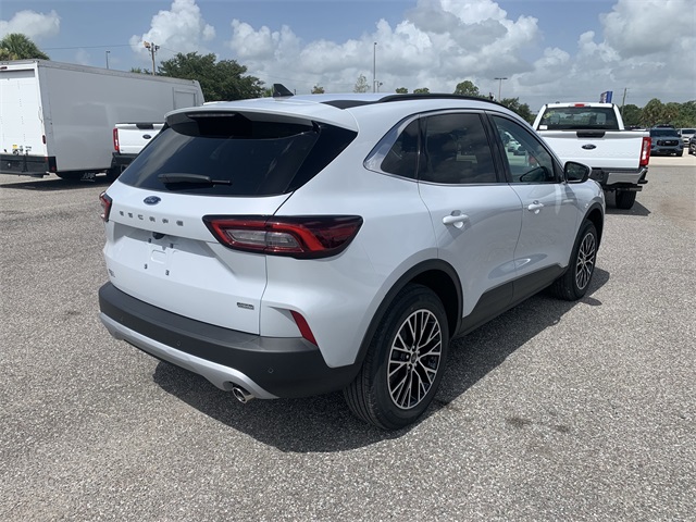 2025 Space Silver Metallic Ford Escape Base FWD SUV
