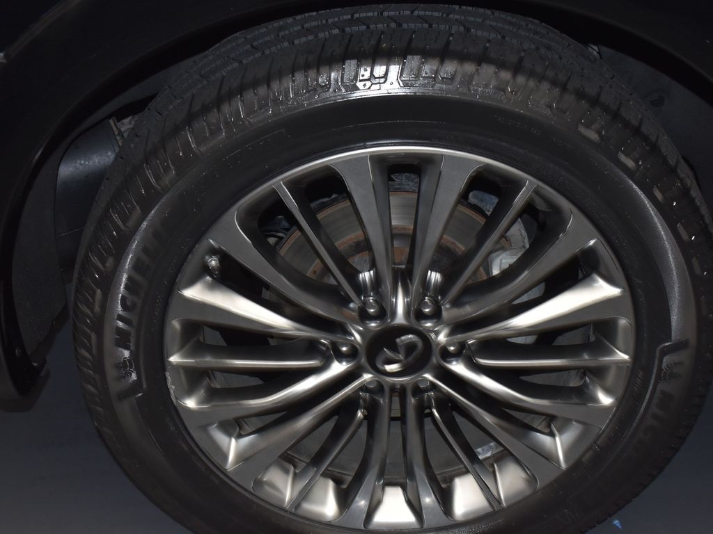 2019 Infiniti QX80 Luxe photo 3