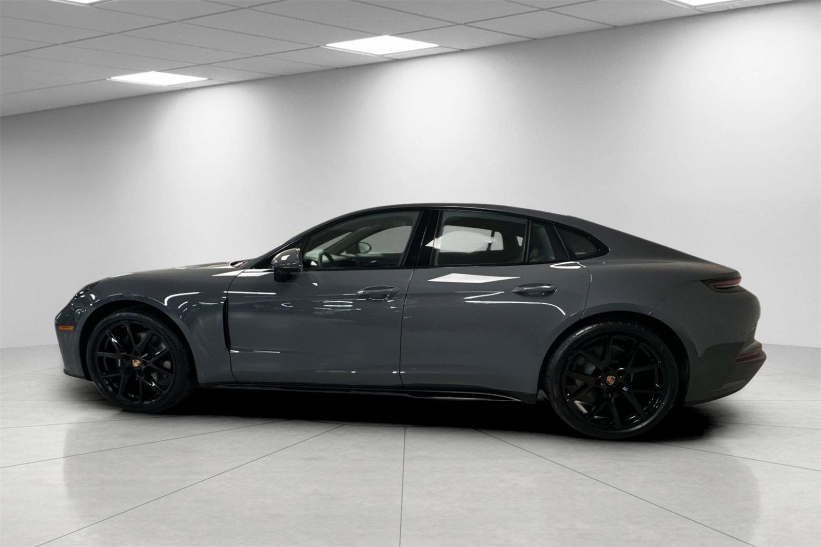 2025 Porsche Panamera 4 photo 2