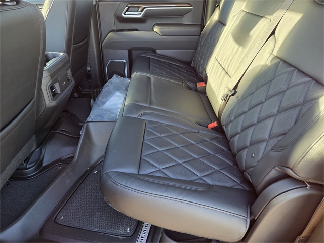 2025 Chevrolet Silverado RST photo 4