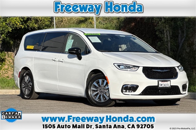 2024 Chrysler Pacifica PHEV Select's photo