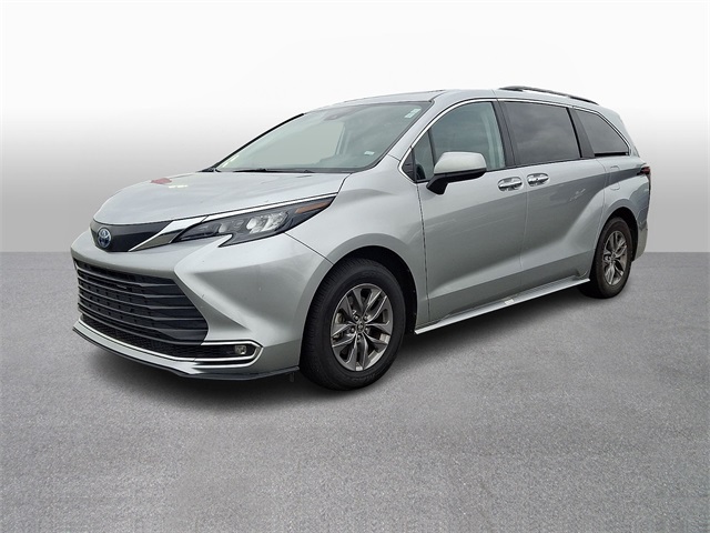2024 Toyota Sienna XLE's photo