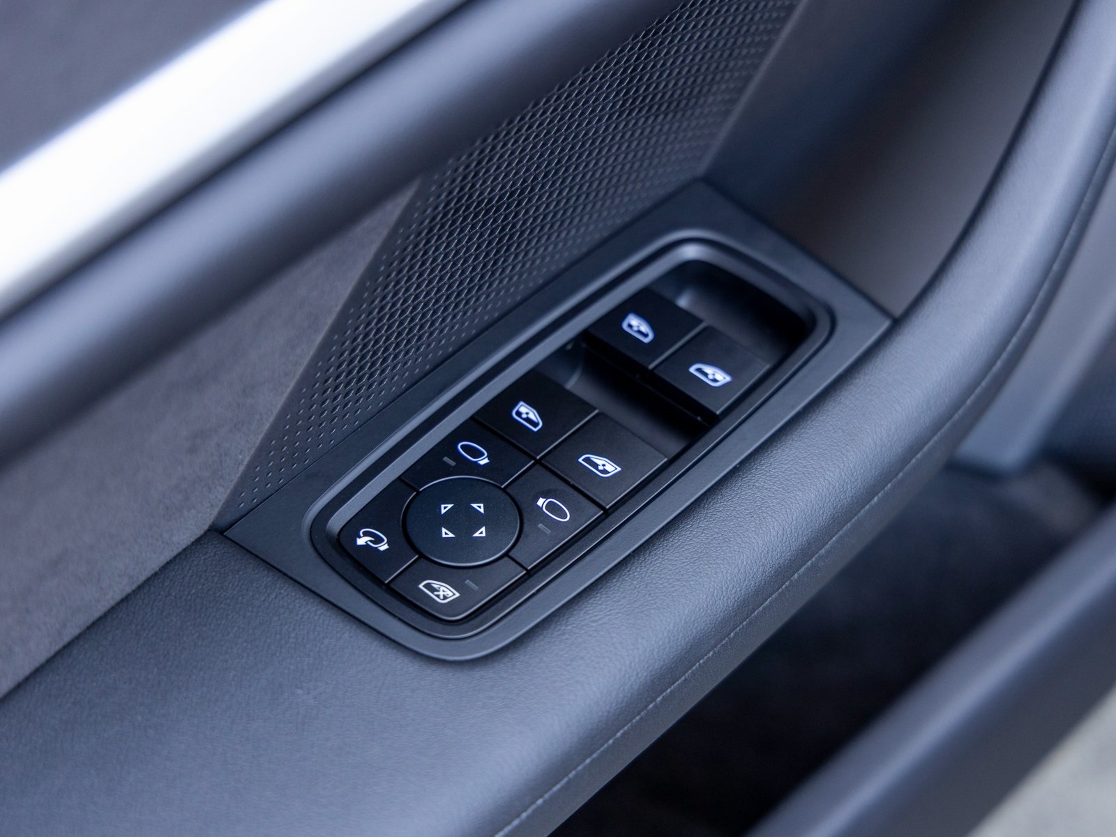 2025 Porsche Taycan Turbo GT Weissach Package photo 30