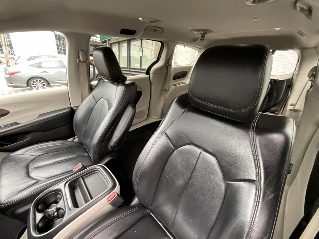 2017 Chrysler Pacifica Touring L photo 12