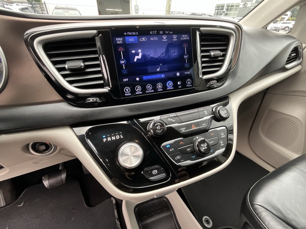 2017 Chrysler Pacifica Touring L photo 13