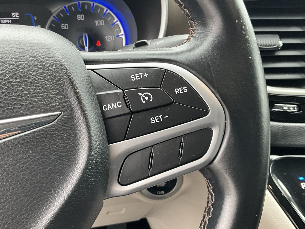 2017 Chrysler Pacifica Touring L photo 14