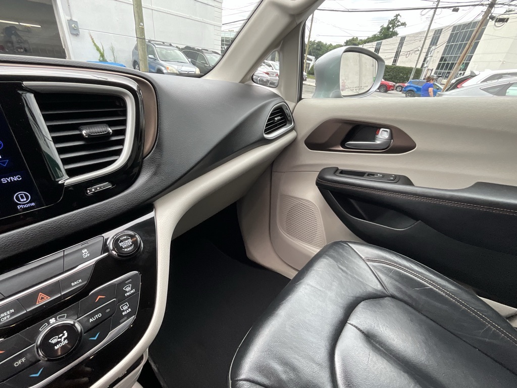 2017 Chrysler Pacifica Touring L photo 16