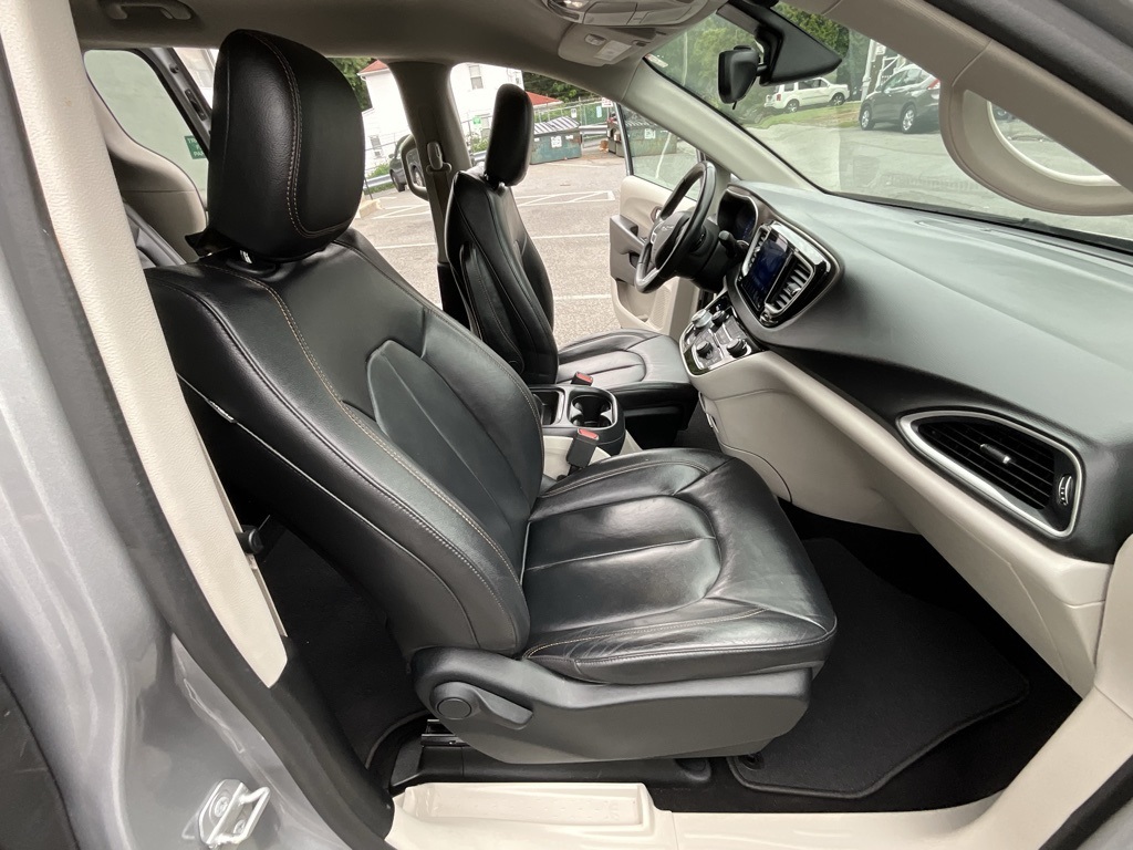 2017 Chrysler Pacifica Touring L photo 25