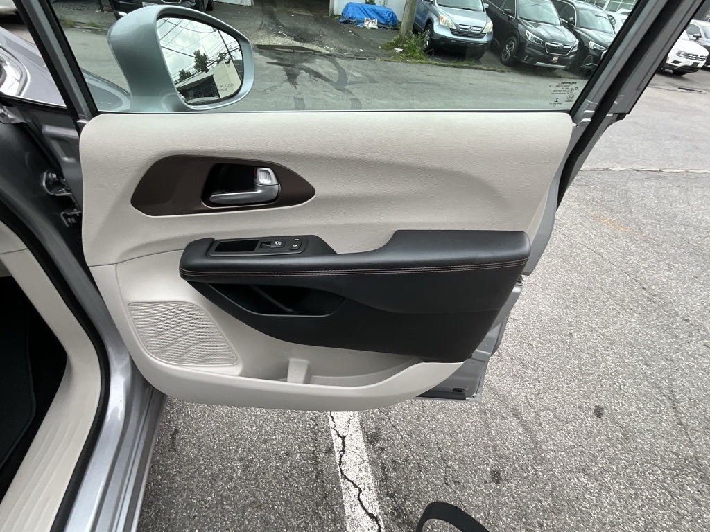 2017 Chrysler Pacifica Touring L photo 26
