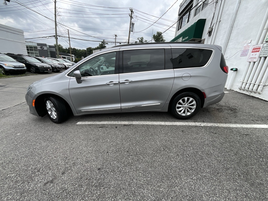 2017 Chrysler Pacifica Touring L photo 2