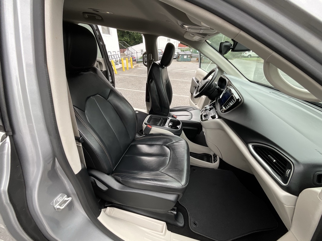 2017 Chrysler Pacifica Touring L photo 29