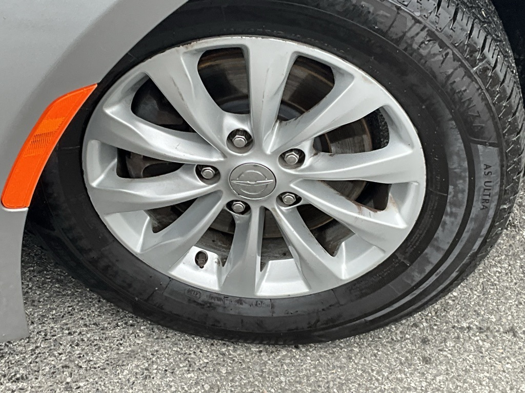 2017 Chrysler Pacifica Touring L photo 3