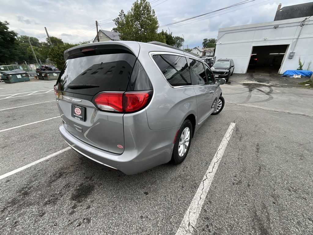 2017 Chrysler Pacifica Touring L photo 5