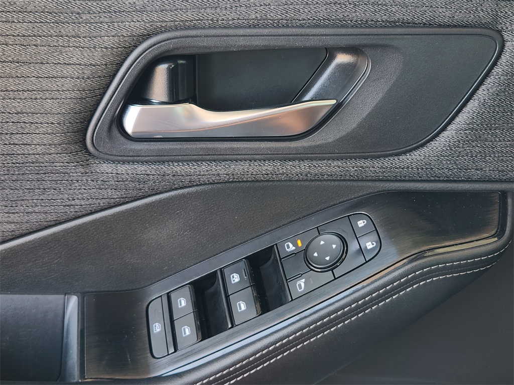 2023 Nissan Rogue SV photo 18