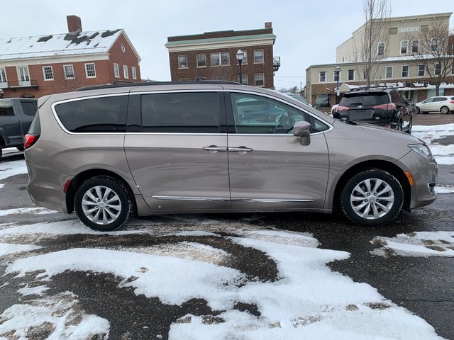Used 2017 Chrysler Pacifica Touring-L with VIN 2C4RC1BG5HR540346 for sale in Saint Albans City, VT