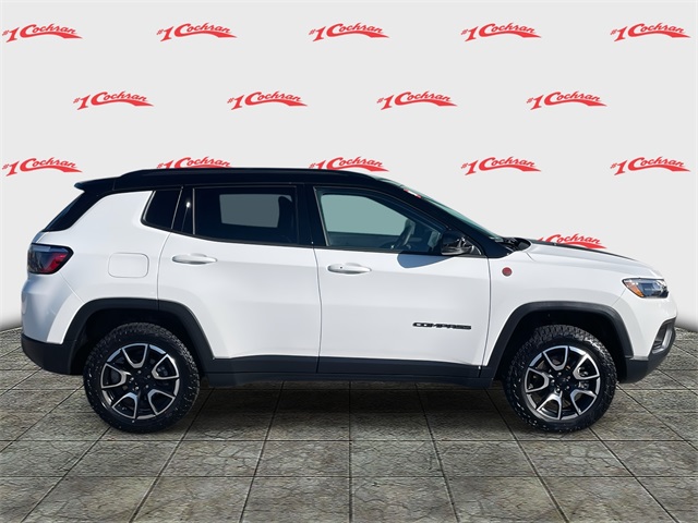 2024 Jeep Compass Trailhawk photo 2