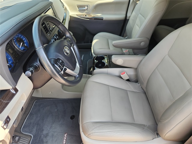 2020 Toyota Sienna XLE photo 11