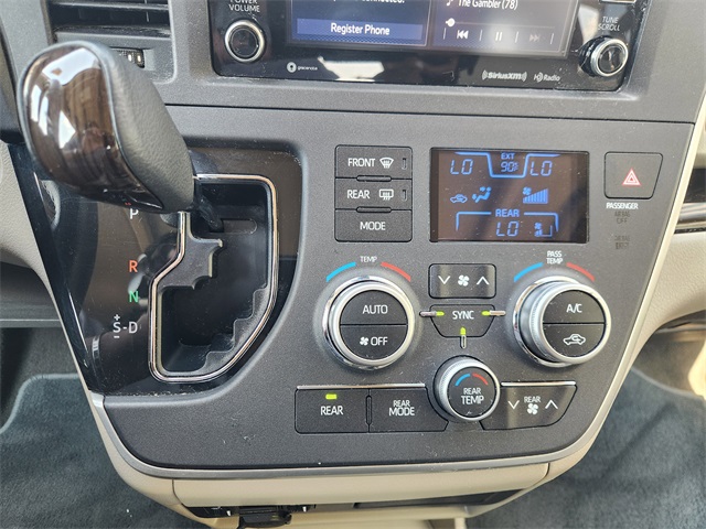 2020 Toyota Sienna XLE photo 16
