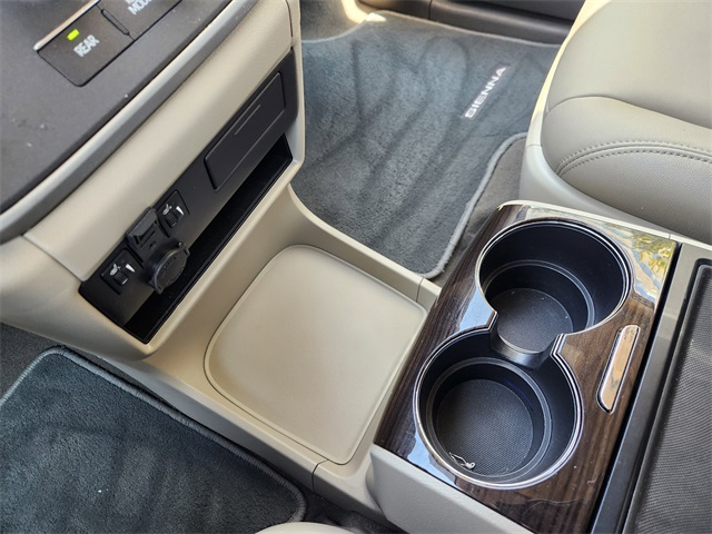 2020 Toyota Sienna XLE photo 17