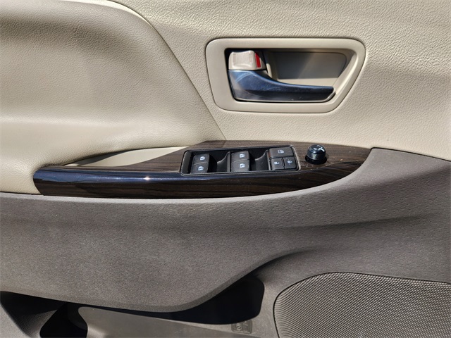 2020 Toyota Sienna XLE photo 20