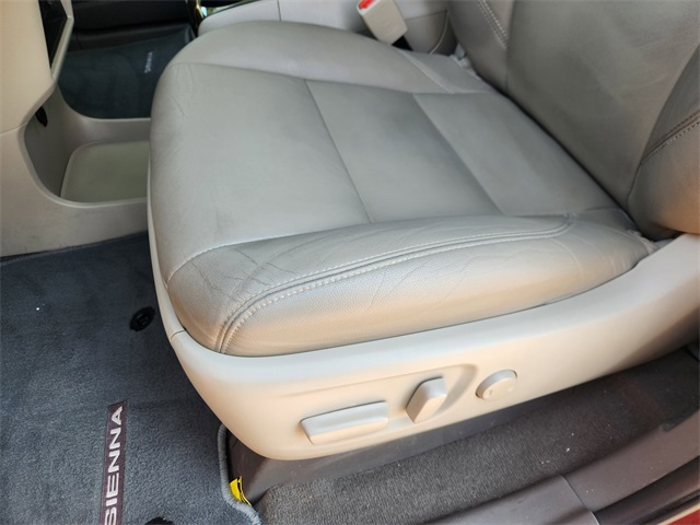 2020 Toyota Sienna XLE photo 21