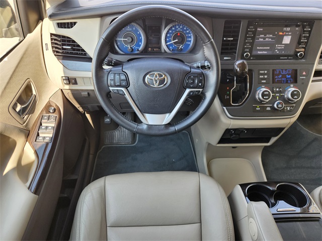 2020 Toyota Sienna XLE photo 24