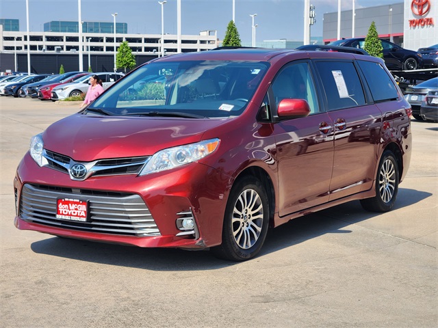 2020 Toyota Sienna XLE photo 2