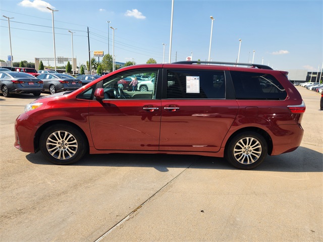 2020 Toyota Sienna XLE photo 3
