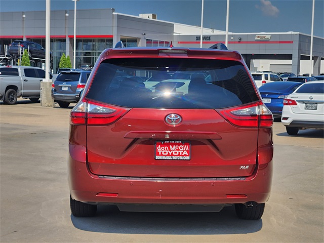 2020 Toyota Sienna XLE photo 5