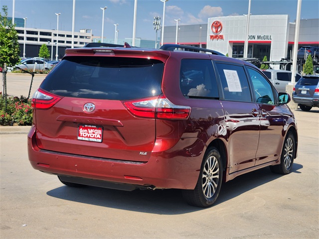 2020 Toyota Sienna XLE photo 6