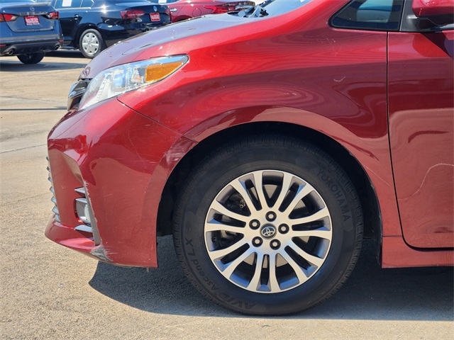 2020 Toyota Sienna XLE photo 7