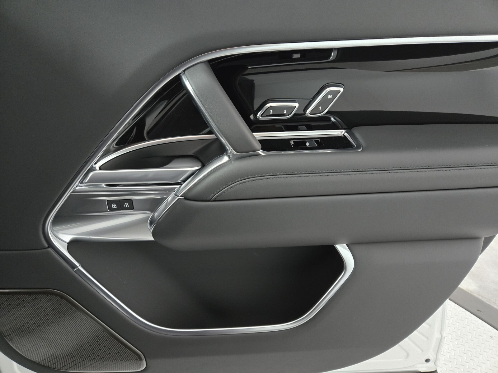 2025 Land Rover Range Rover Autobiography photo 18